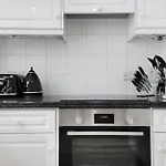 Mayfair Mews Apartment- 2 Bed 3