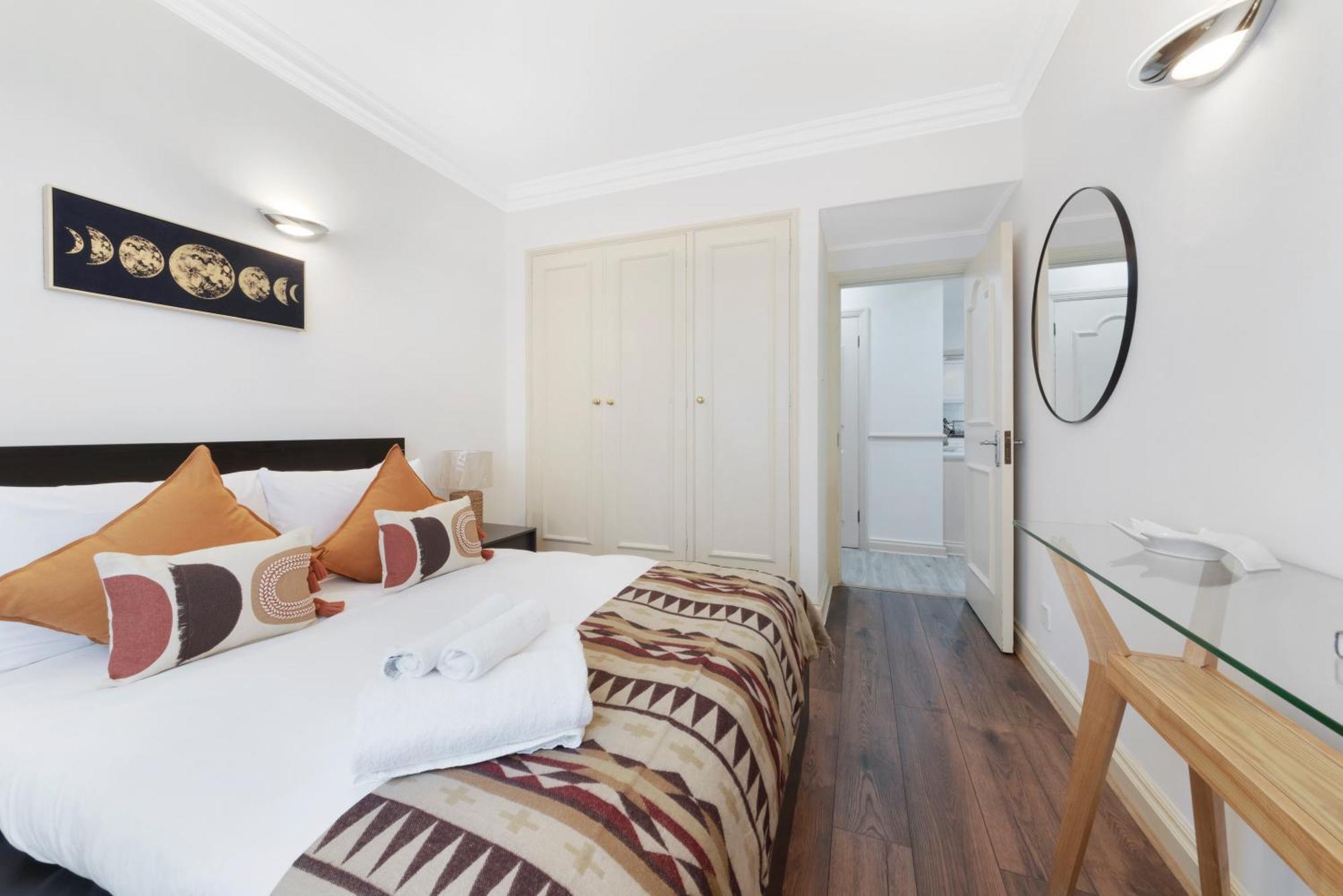 Mayfair Mews Apartment- 2 Bed 3 *