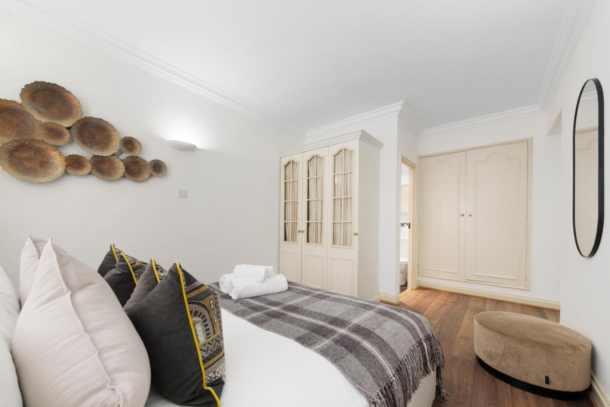 Apartment Mayfair Mews Apartment- 2 Bed 3 *