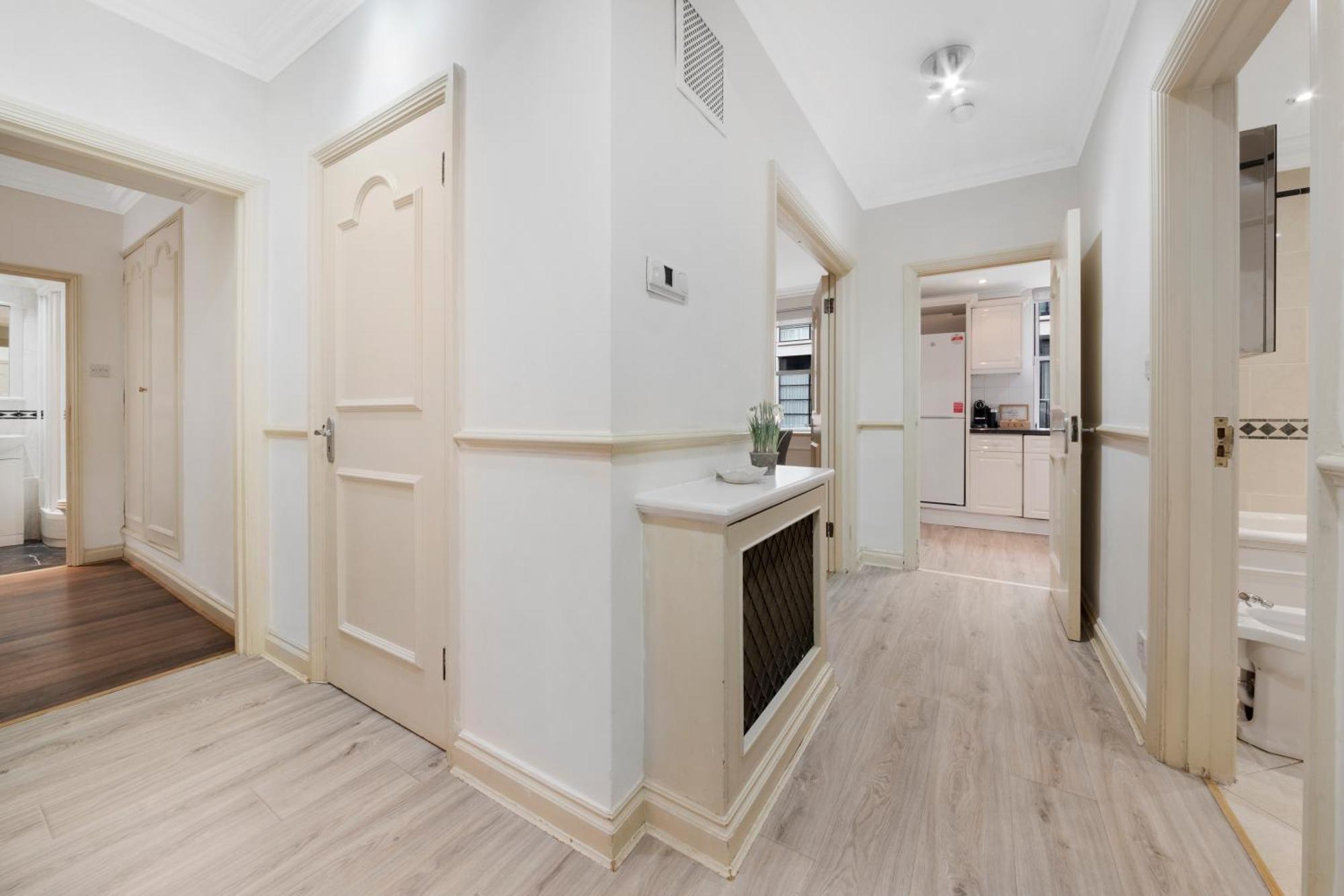 Mayfair Mews Apartment- 2 Bed 3 *